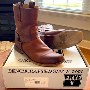 Brown Frye pull on boots, great condition